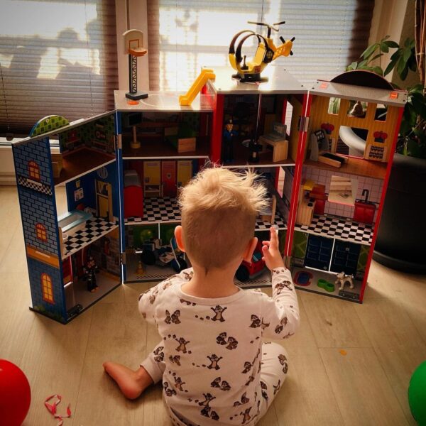 478ffc9527f945dba08f5b5b415e2a42 Wooden play set, 3 levels, with 26 accessories, folds for storage