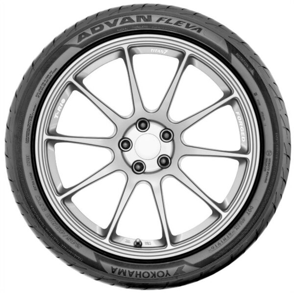 5f8a1fad52ba46398e0cbcba070162b3 V701 185/55R15 82V Performance Tire